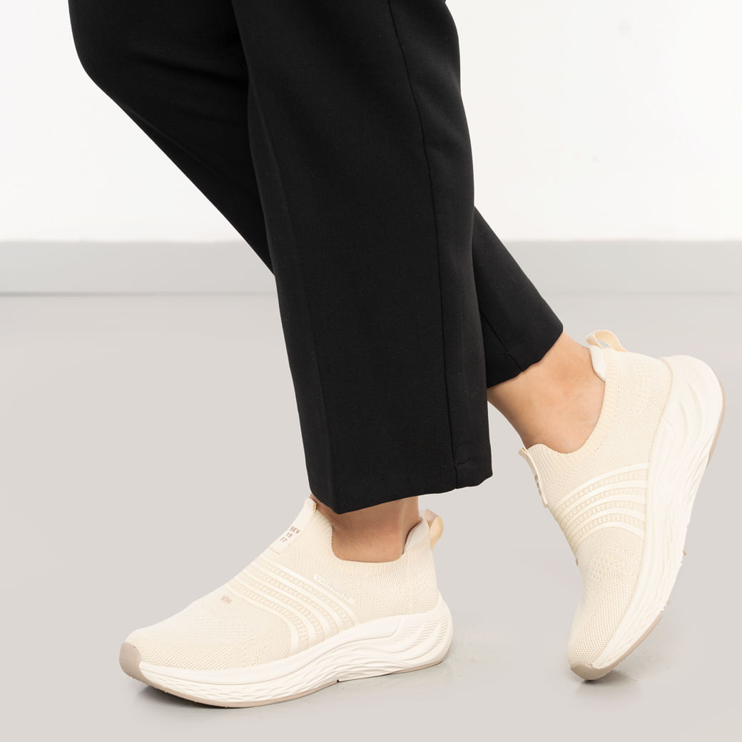 Tênis casual feminino Via Marte modelo 341-003-03 na cor marfim, design slip-on com sola branca antiderrapante